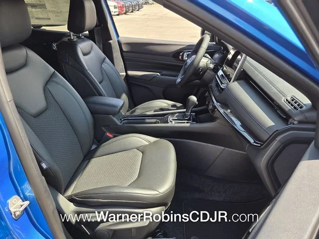 New 2026 Hydro Blue Pearl-Coat Exterior Paint Jeep Latitude image 15