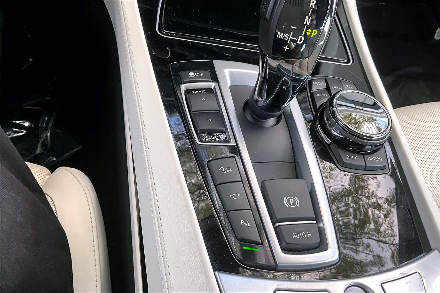 Used 2015  BMW 750Li xDrive image 34
