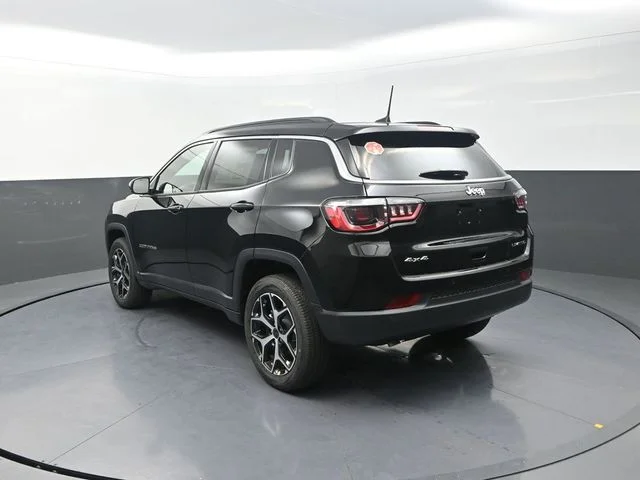 New 2026 Diamond Black Crystal Pearl-Coat Exterior Paint Jeep Limited image 7