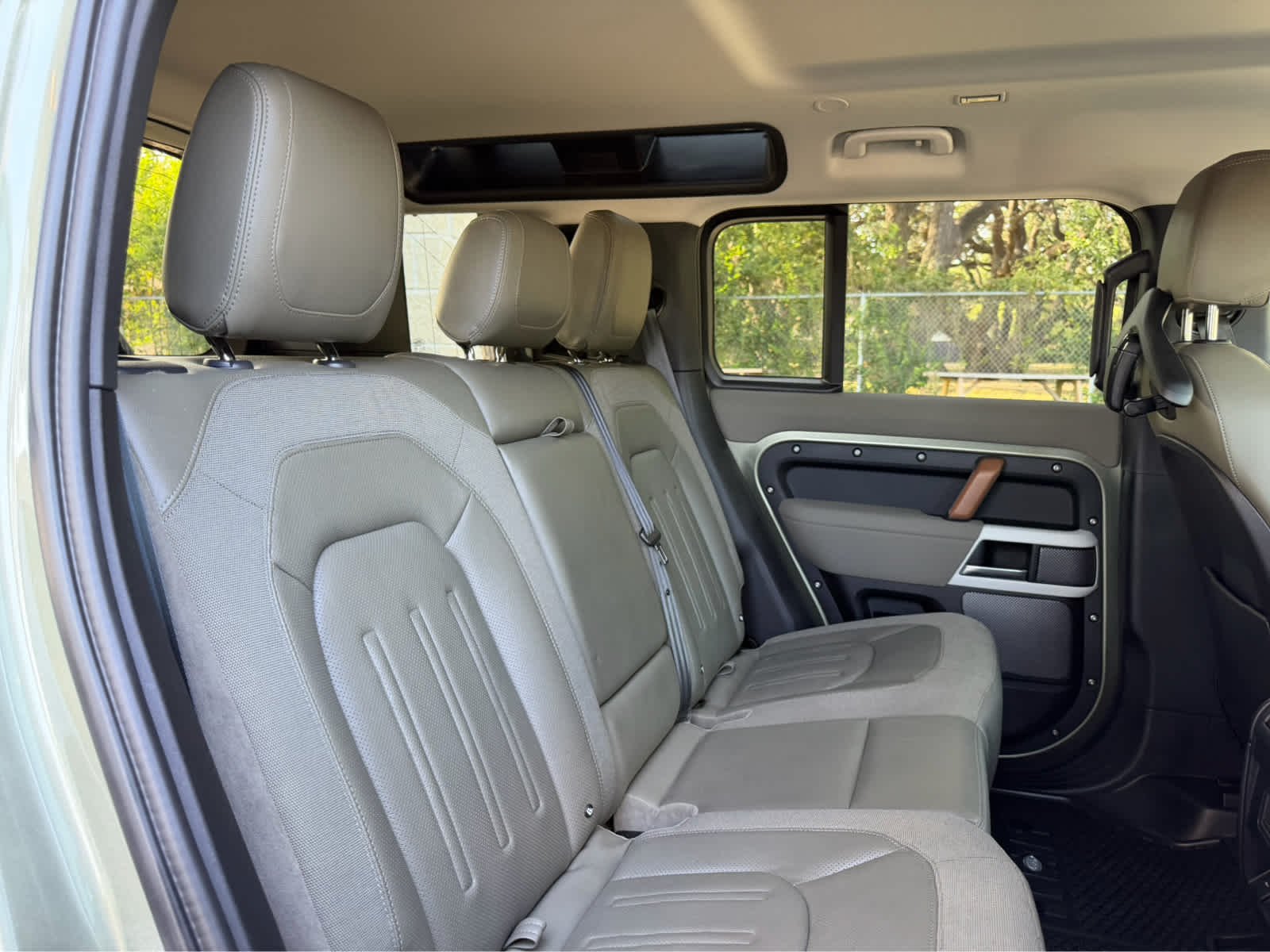Used 2021 PANGIA GREEN Land Rover SE image 16