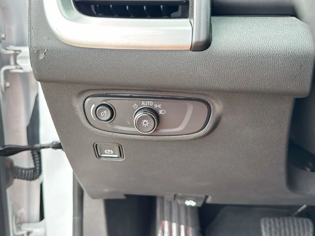 Used 2024 White GMC SLE image 28