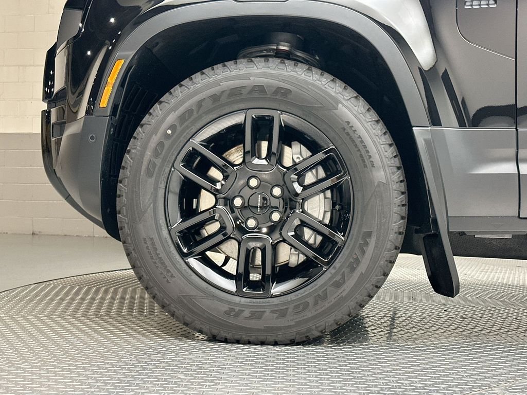 New 2026 Santorini Black Metallic Land Rover S image 13