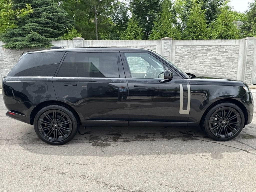 Used 2024 Black Land Rover SE image 5