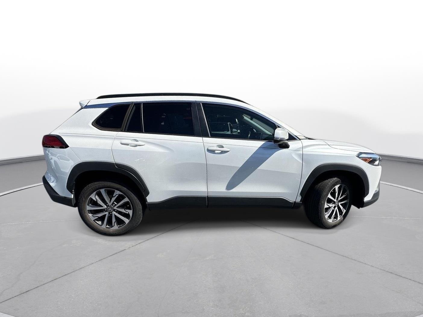 Used 2022 Wind Chill Pearl Toyota XLE image 5