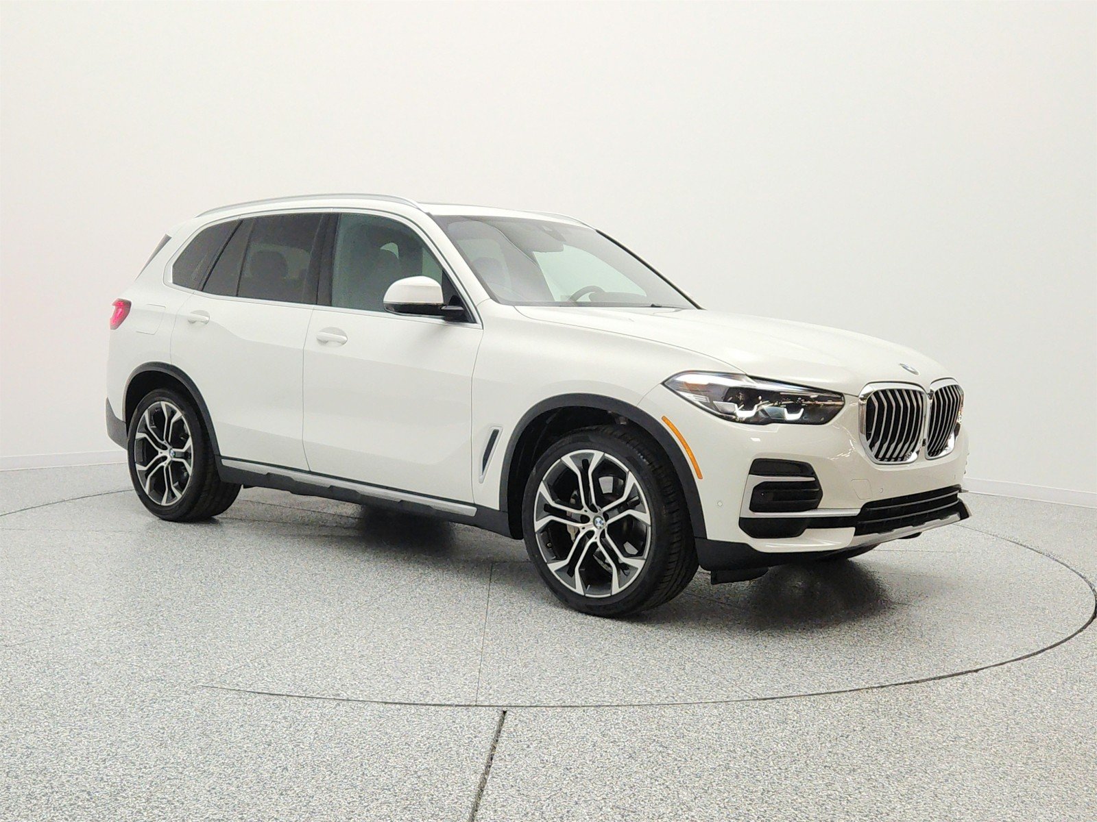 Used 2023 Alpine White BMW sDrive40i Sports Activity Vehicle image 3