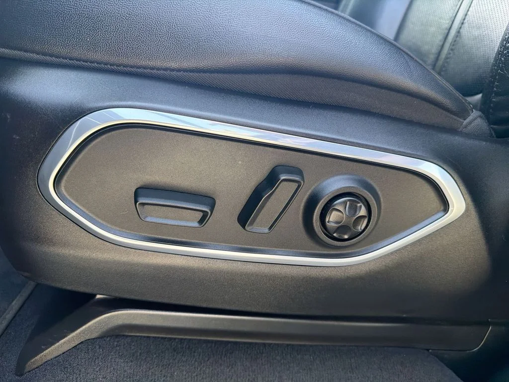 Used 2024 Gray Jeep Base image 14