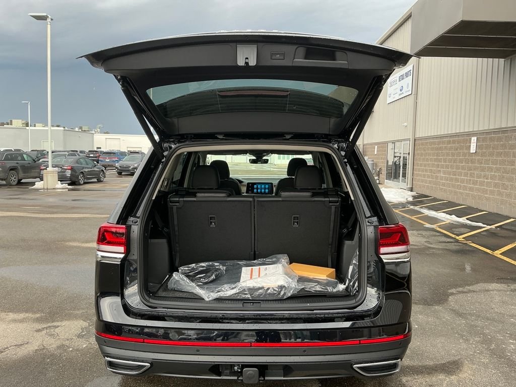 New 2026 Black Volkswagen 2.0T SE w/Technology image 19