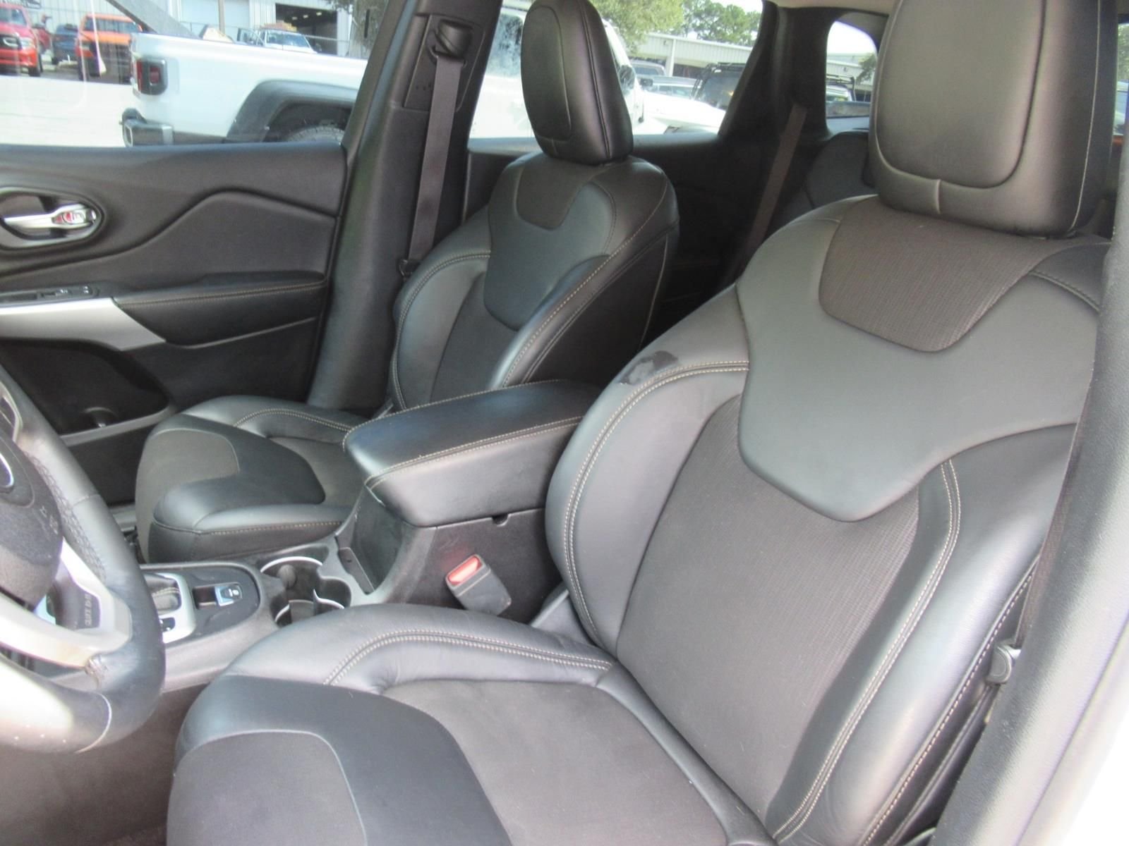 Used 2018 White Jeep Latitude Plus image 20