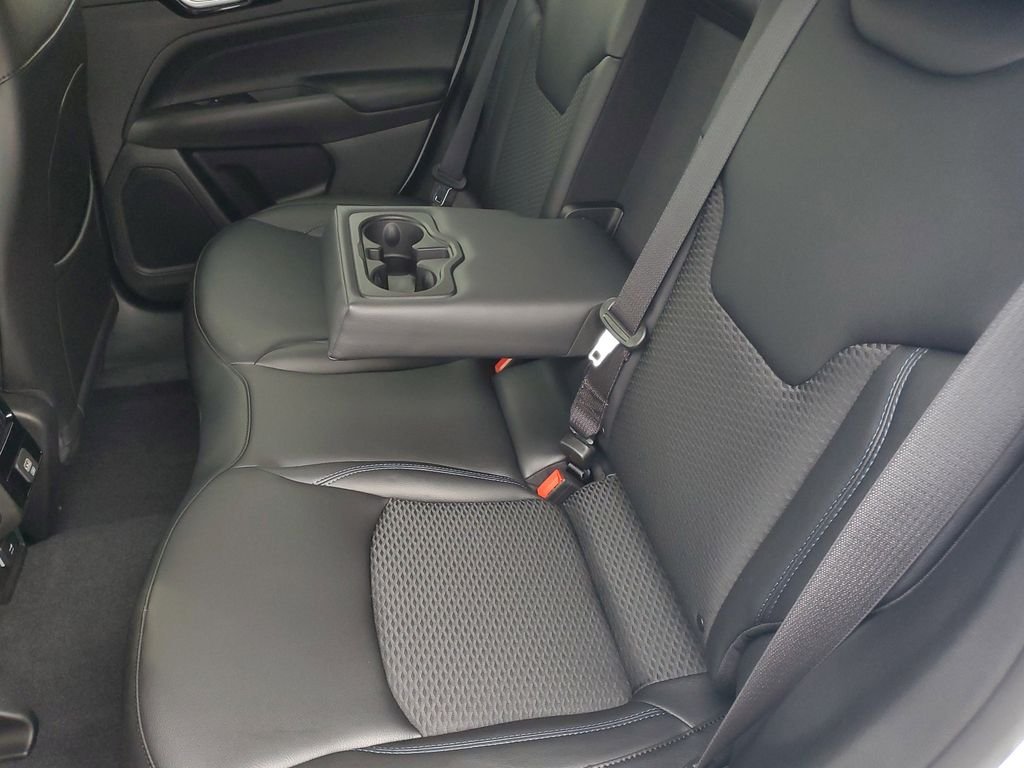 New 2026 Bright White Clearcoat Jeep Latitude image 9