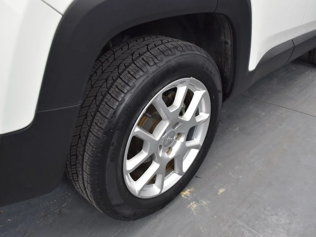 Certified Used 2021 White Jeep Latitude image 22