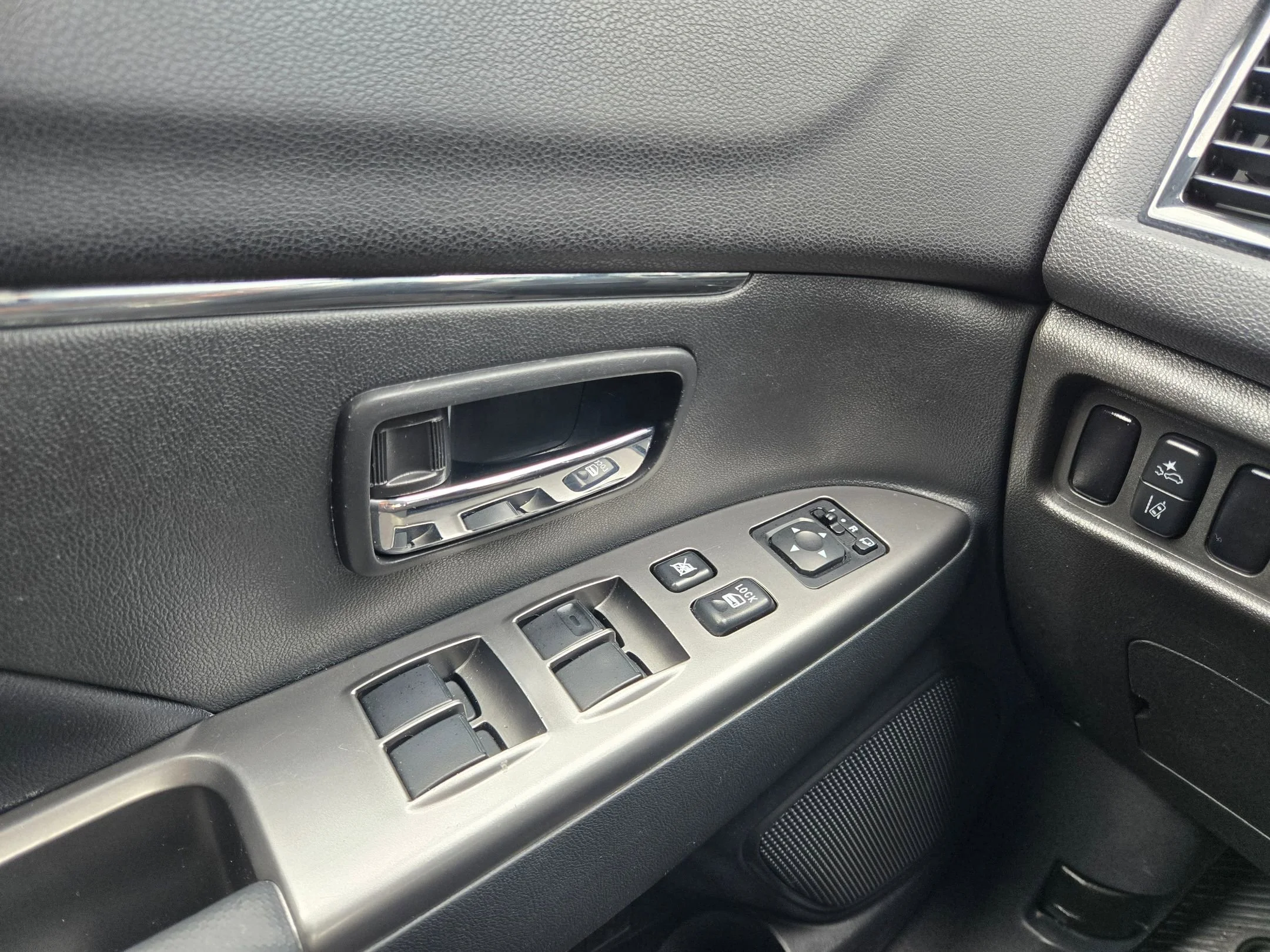 Used 2024  Mitsubishi SE image 21