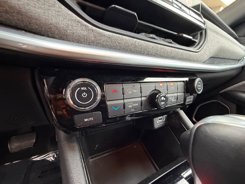 Used 2024 White Jeep Latitude image 23