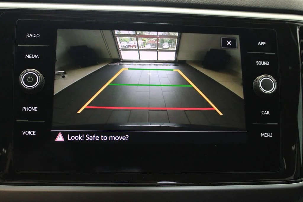Used 2023  Volkswagen 2.0T SE w/Technology image 18