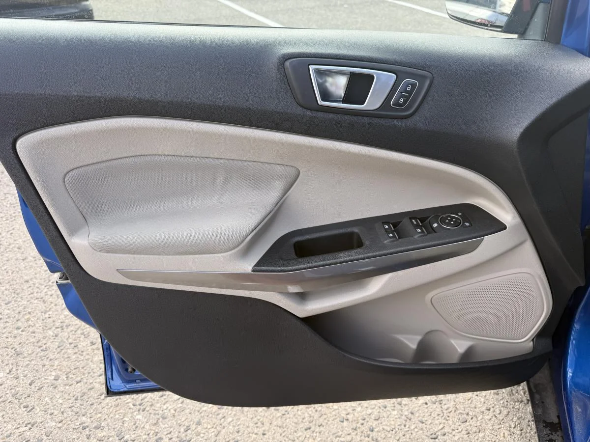 Used 2018 Blue Ford SE image 12