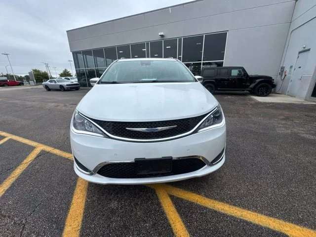 Used 2018 White Chrysler Limited image 3