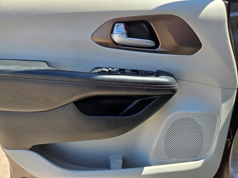 Used 2017 Molten Silver Chrysler Touring image 15