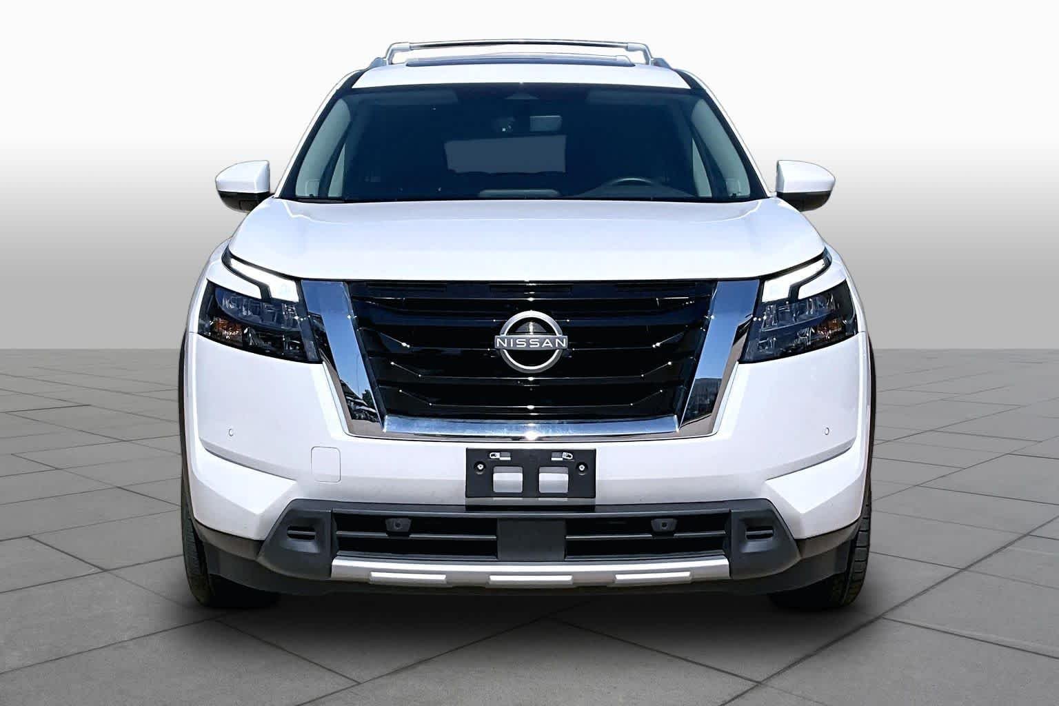 Used 2025 Everest White Pearl Tricoat Nissan SL image 3