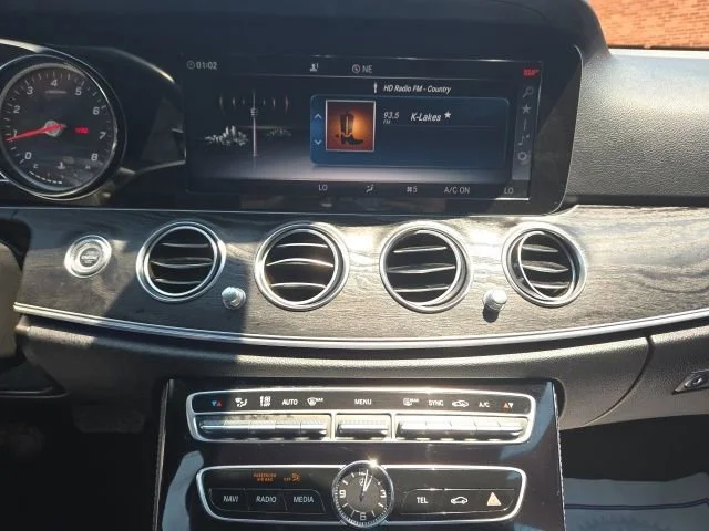 Used 2017  Mercedes-Benz E 300 Luxury image 11