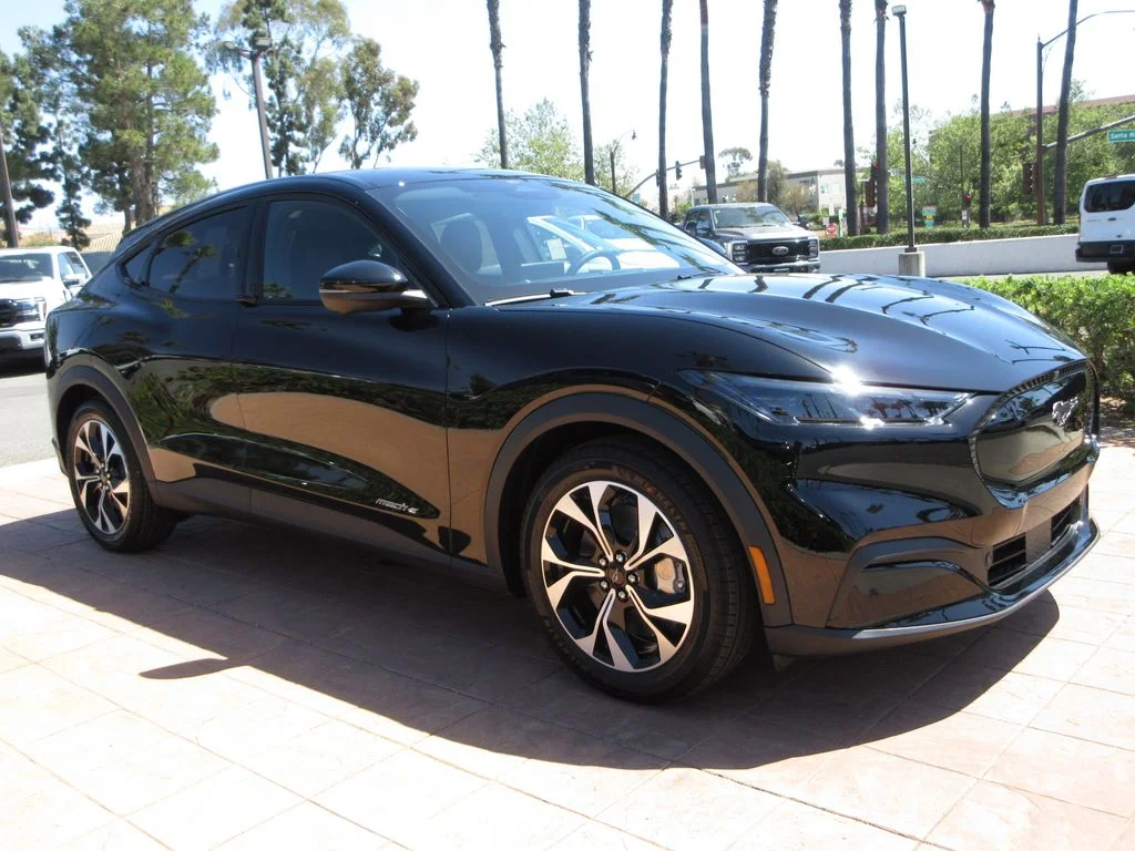 New 2026 Shadow Black Ford Select image 6