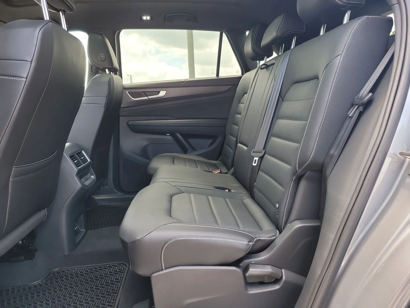 2025 Volkswagen Atlas Cross Sport SEL R-LINE - Photo 12