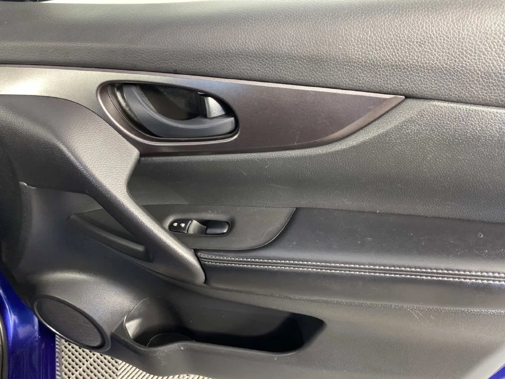 Used 2018 Caspian Blue Nissan S image 24