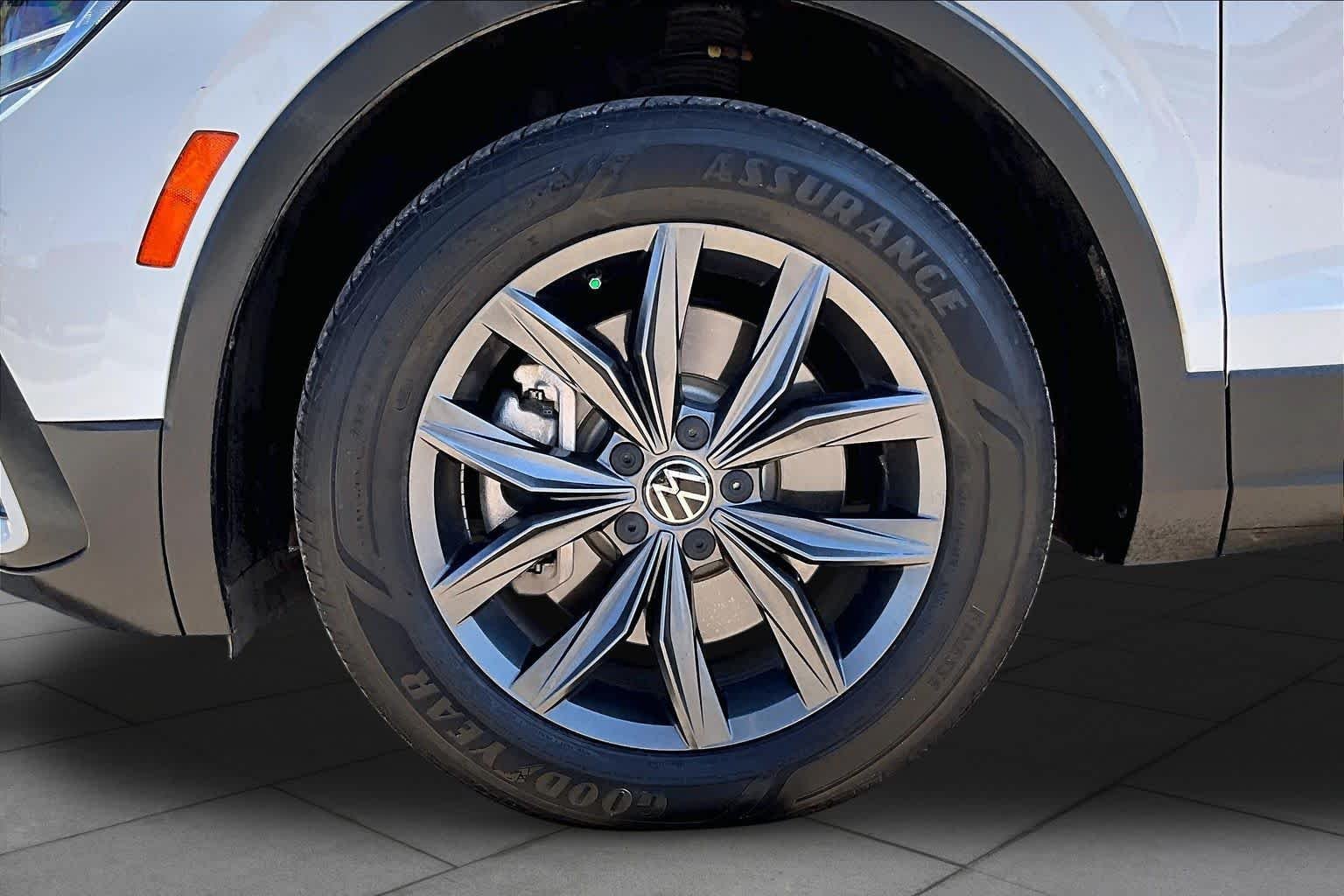 Used 2022 Pure White Volkswagen SE image 8