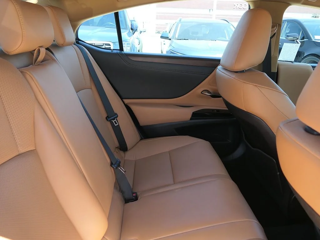 Used 2023 Silver Lexus 300h image 26