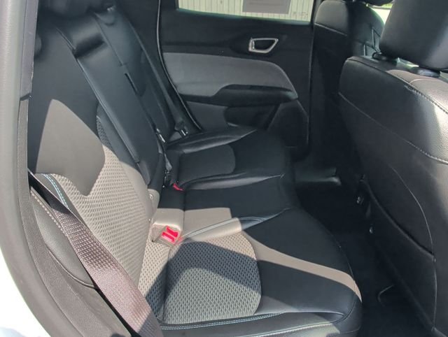 Used 2024 White Jeep Latitude image 27