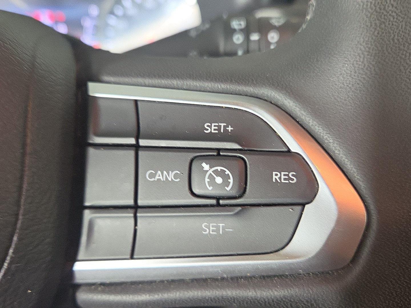 Used 2023 Diamond Black Crystal Pearlcoat Jeep Latitude image 21