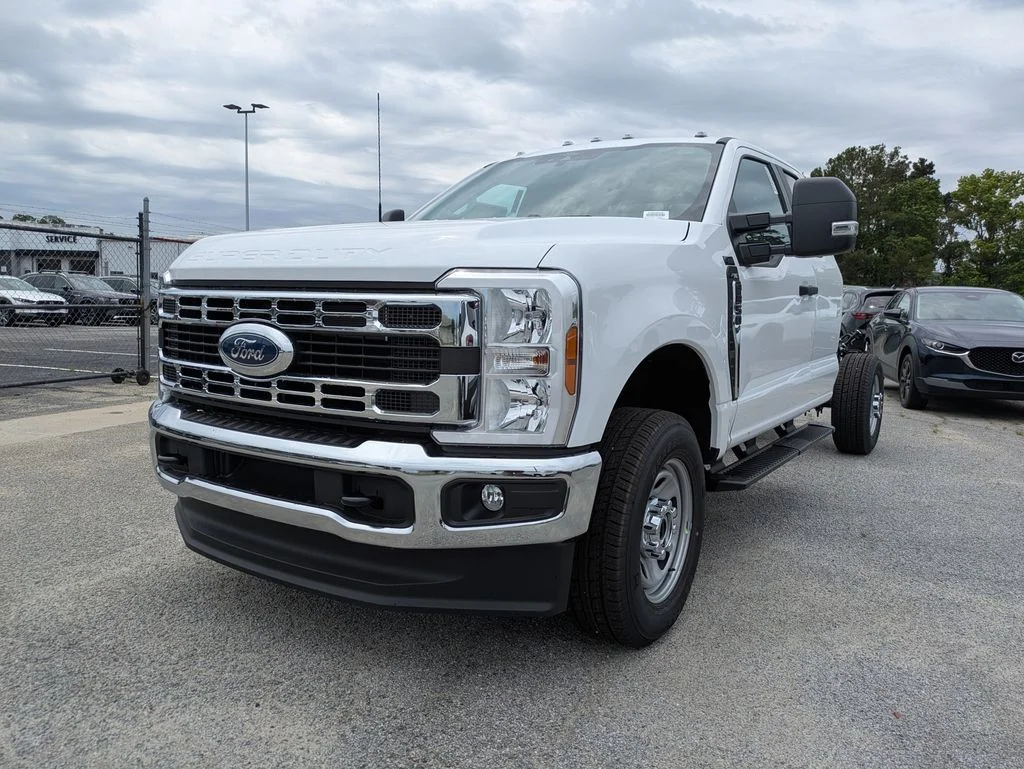 New 2026 Oxford White Ford XL image 8