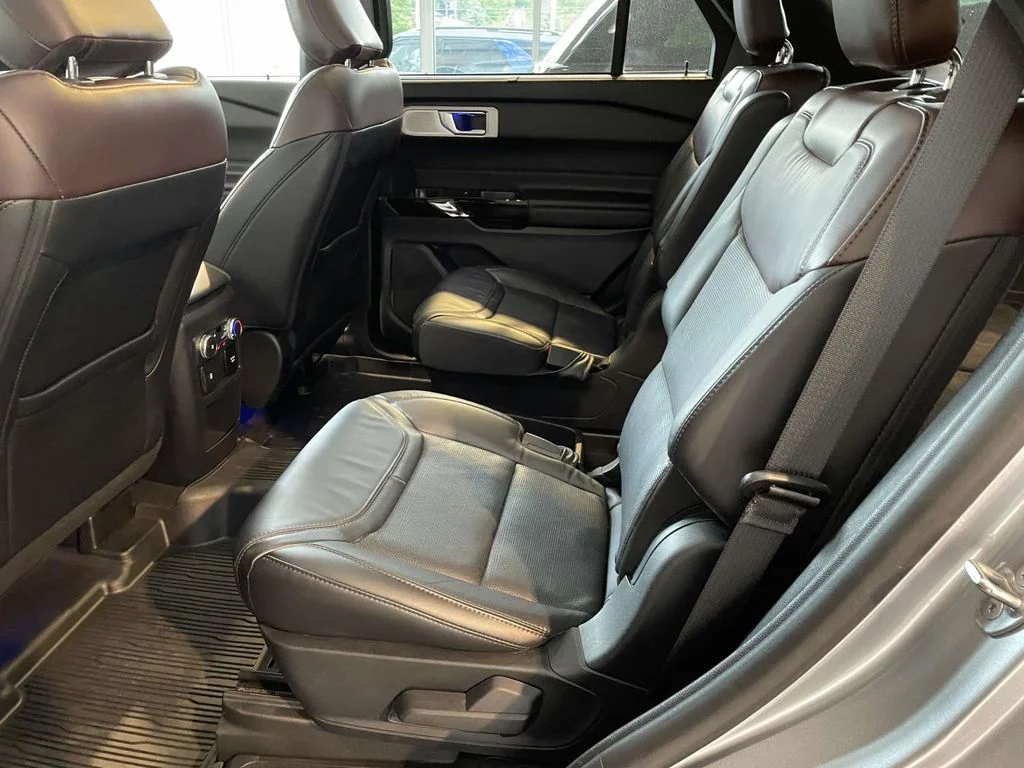 Used 2021 Silver Metallic Ford Platinum image 17
