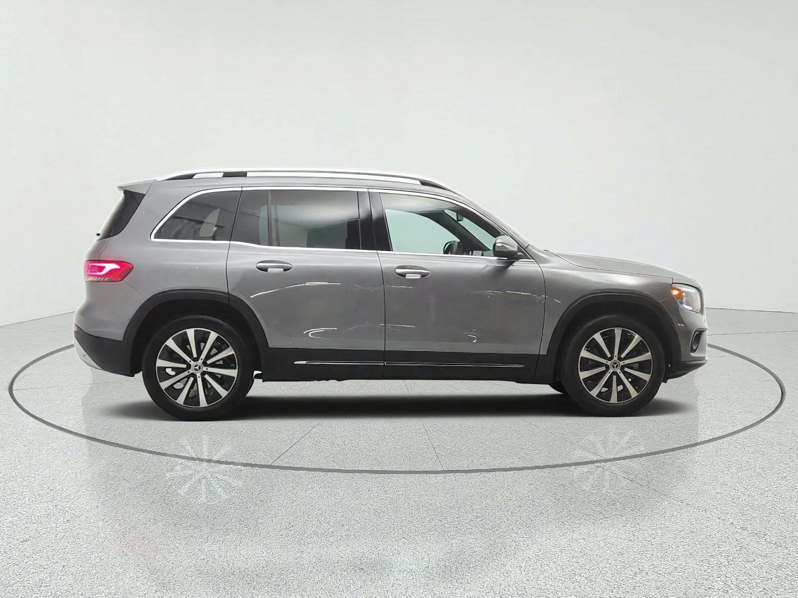 Used 2022 Mountain Grey Metallic Mercedes-Benz GLB 250 SUV image 4