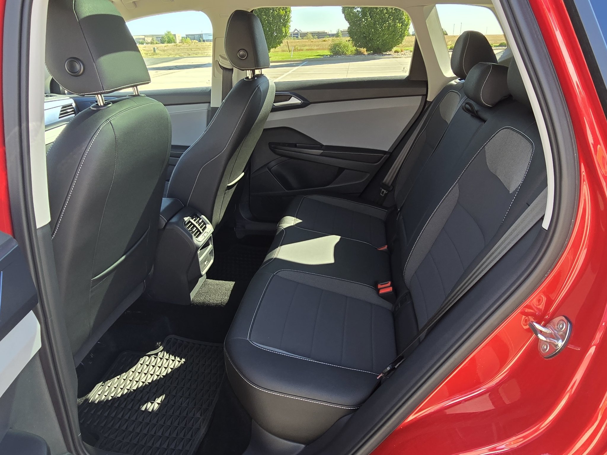 Used 2024 Kings Red Metallic Volkswagen SE image 14