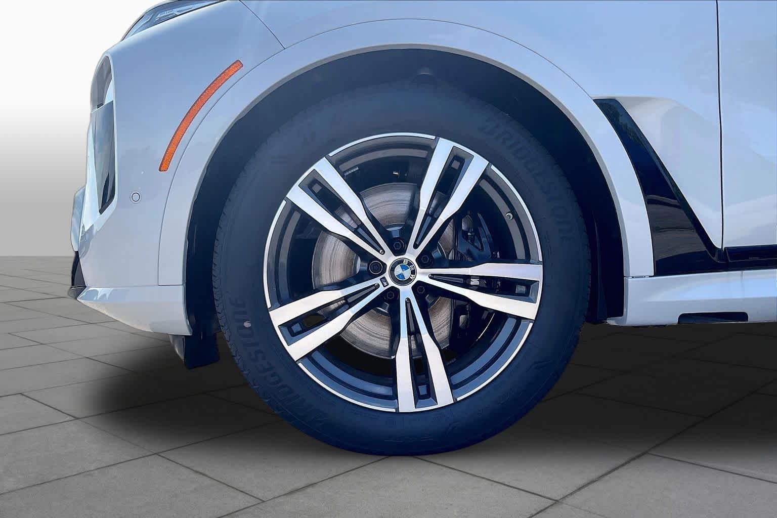 Used 2027 Mineral White Metallic BMW xDrive40i image 11