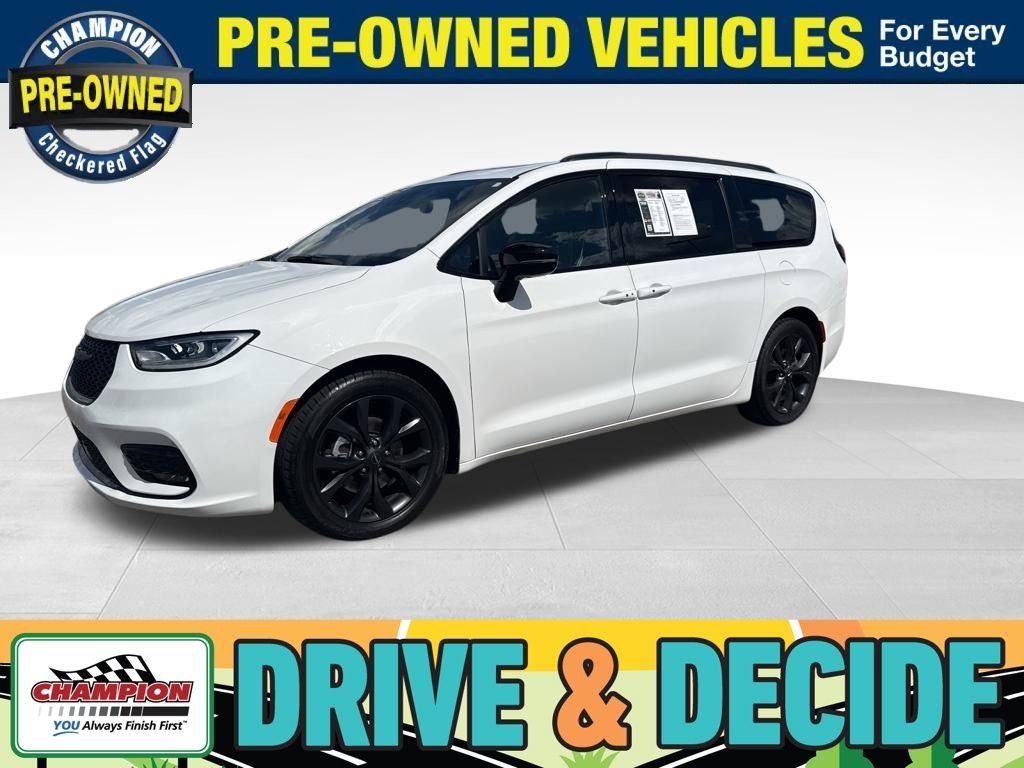 Used 2025 Bright White Clearcoat Chrysler Limited image 1