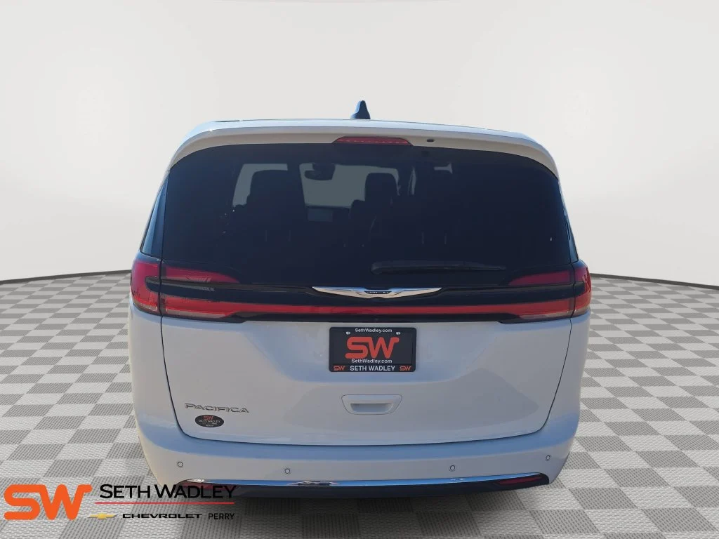 Used 2025 Bright White Clearcoat Chrysler Select image 6