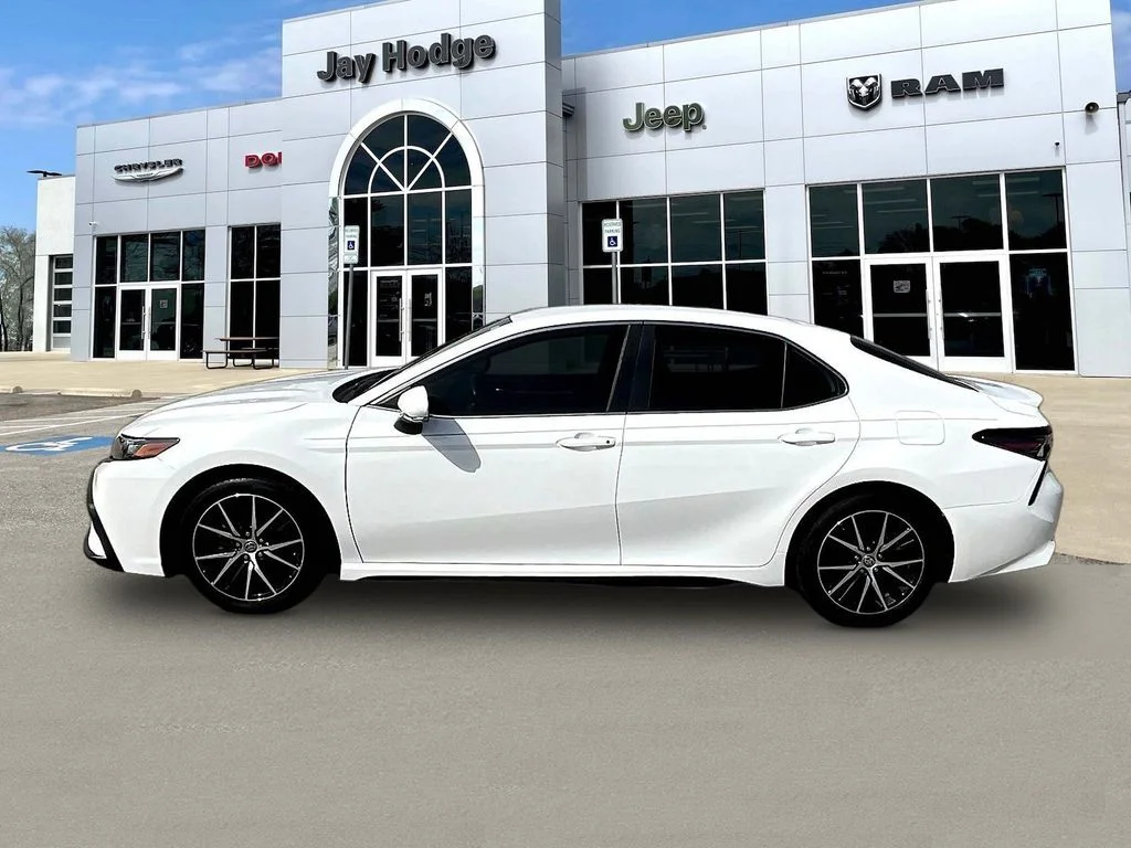 Used 2022 White Toyota SE Nightshade image 8