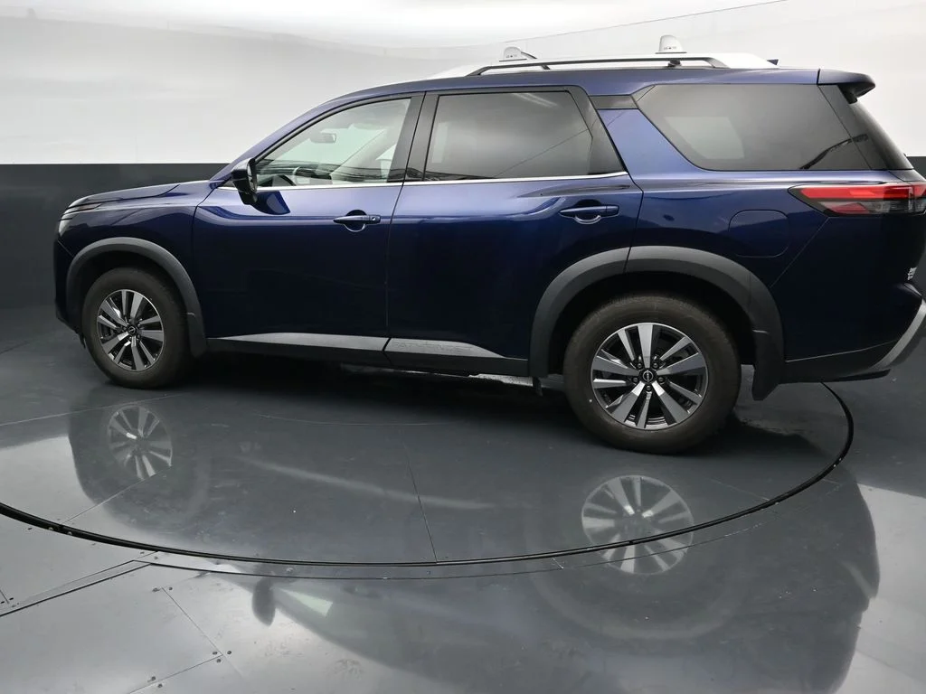 Used 2023 Blue Nissan SL image 5