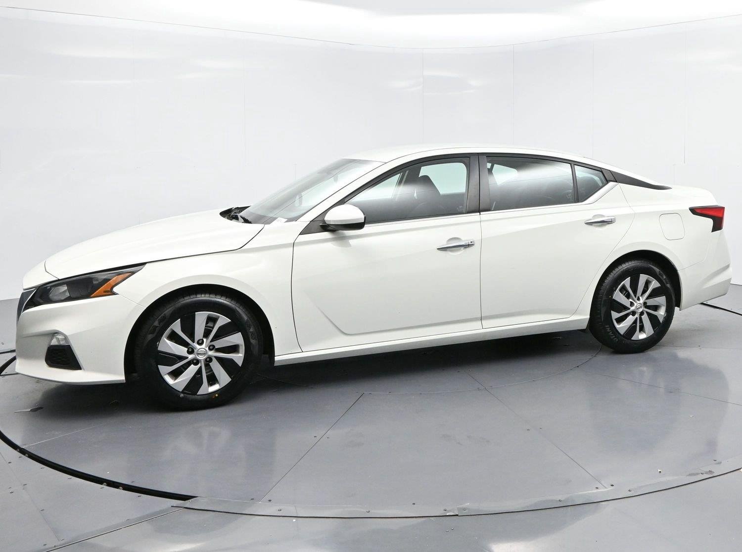 Used 2022 Glacier White Nissan 2.5 S image 4