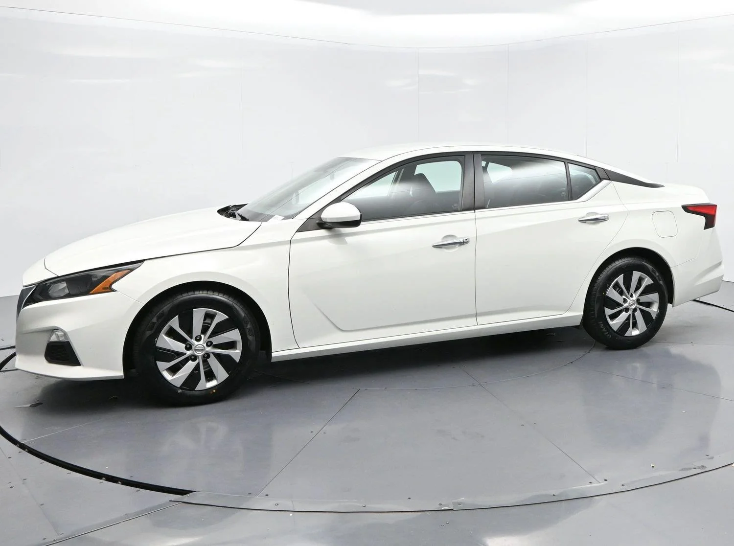 Used 2022 Glacier White Nissan 2.5 S image 4