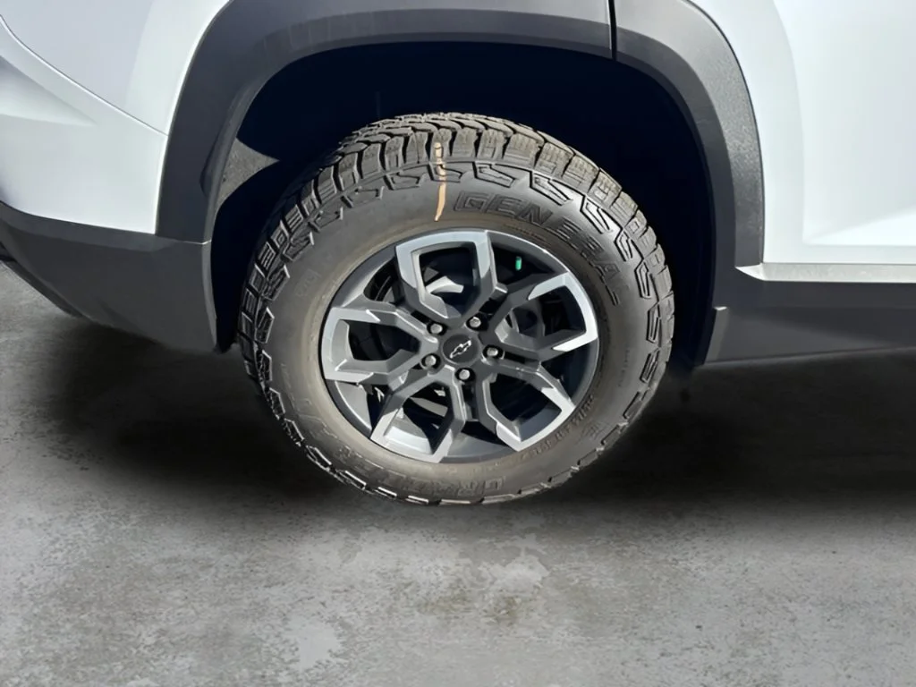 New 2027 Polar White Tricoat Chevrolet ACTIV image 29