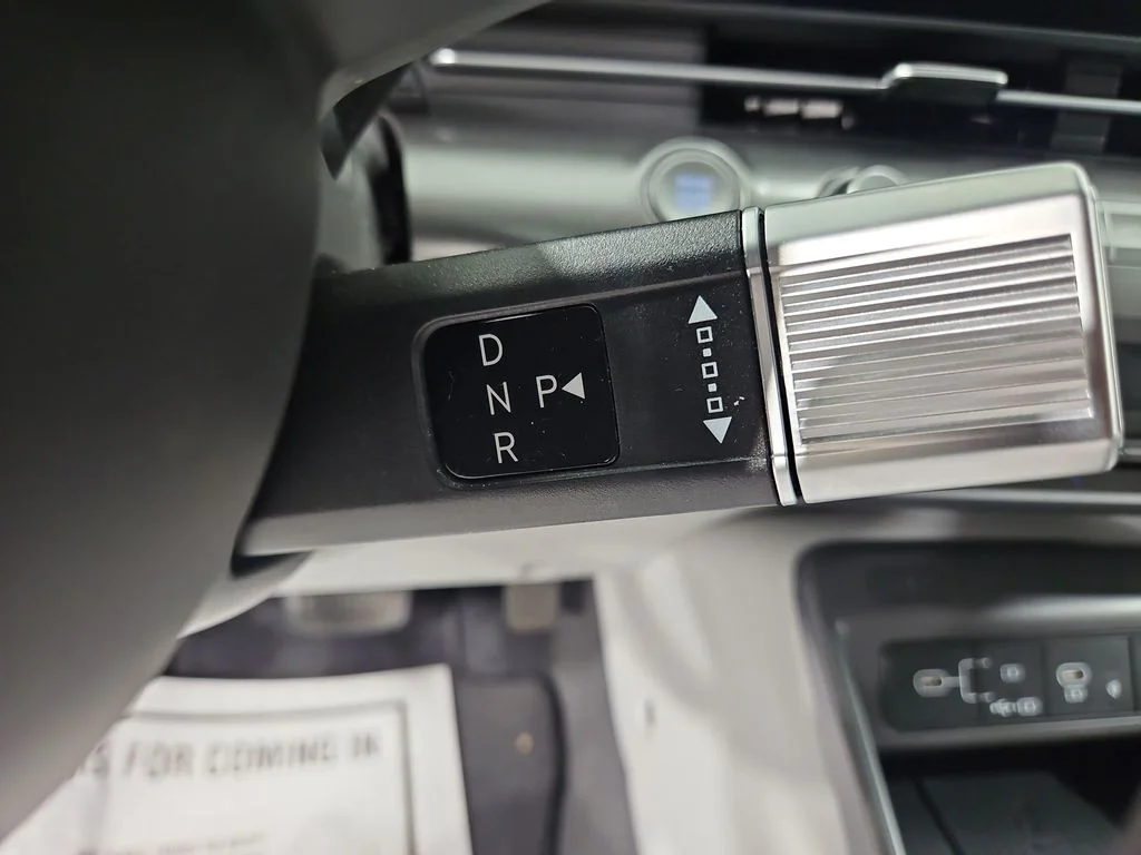 Used 2025 White Hyundai SEL Convenience image 25