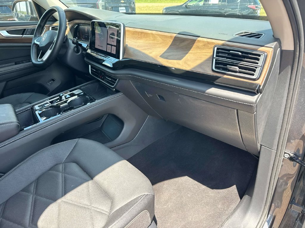 Used 2025 Gray Volkswagen 2.0T SE w/Technology image 22