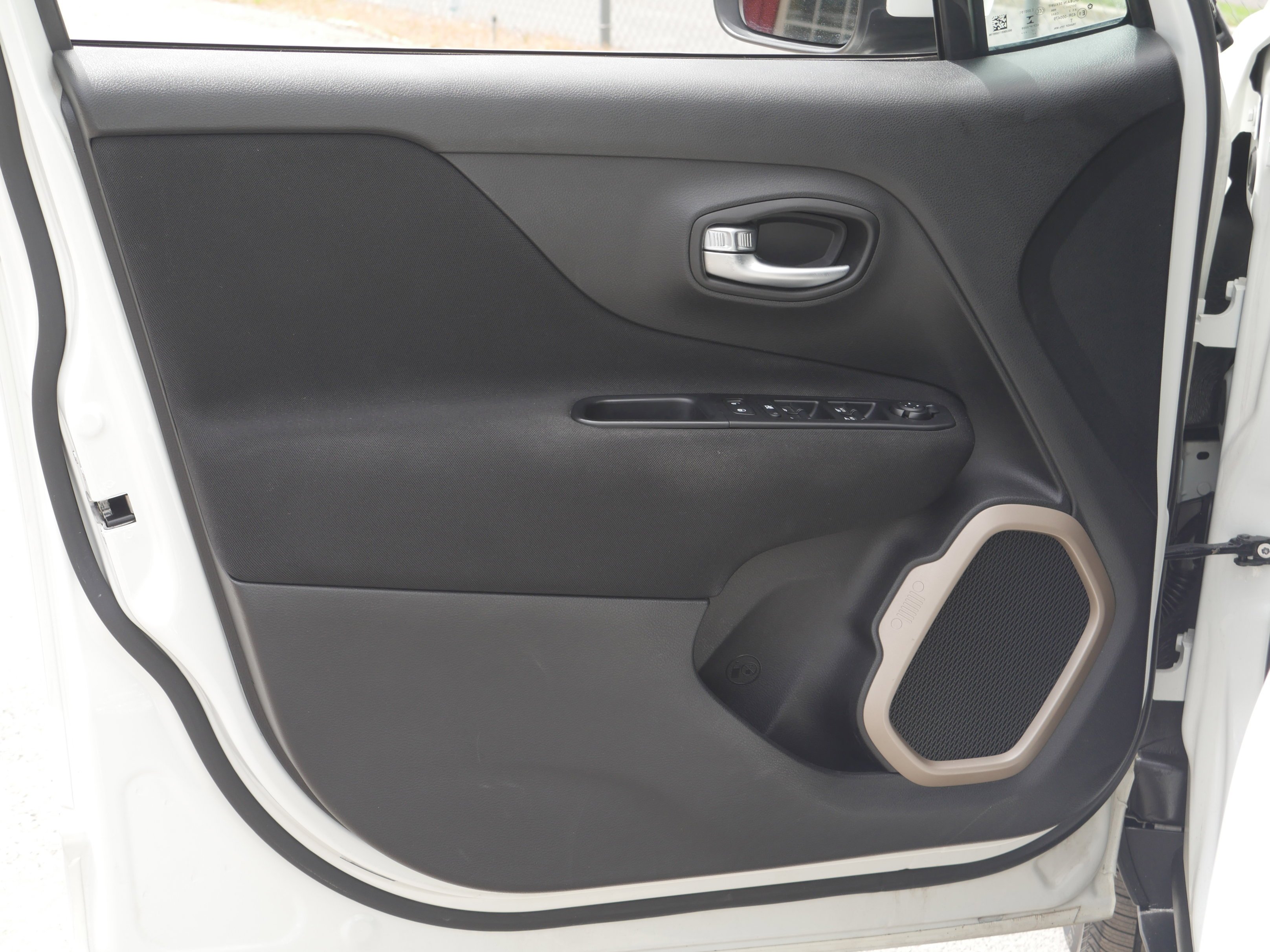Used 2017 Alpine White Jeep Latitude image 33