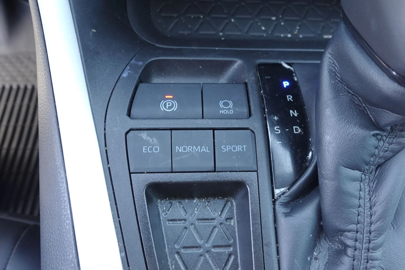 Used 2023 Wind Chill Pearl Toyota XLE Premium image 21