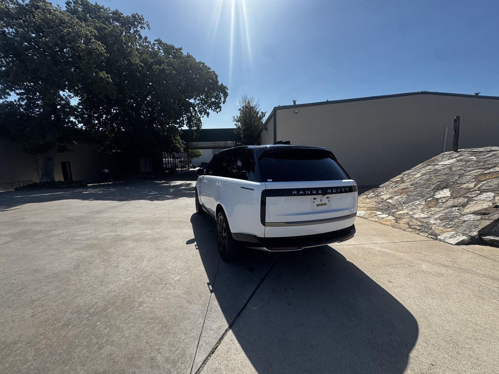 Used 2024 White Land Rover SE image 4