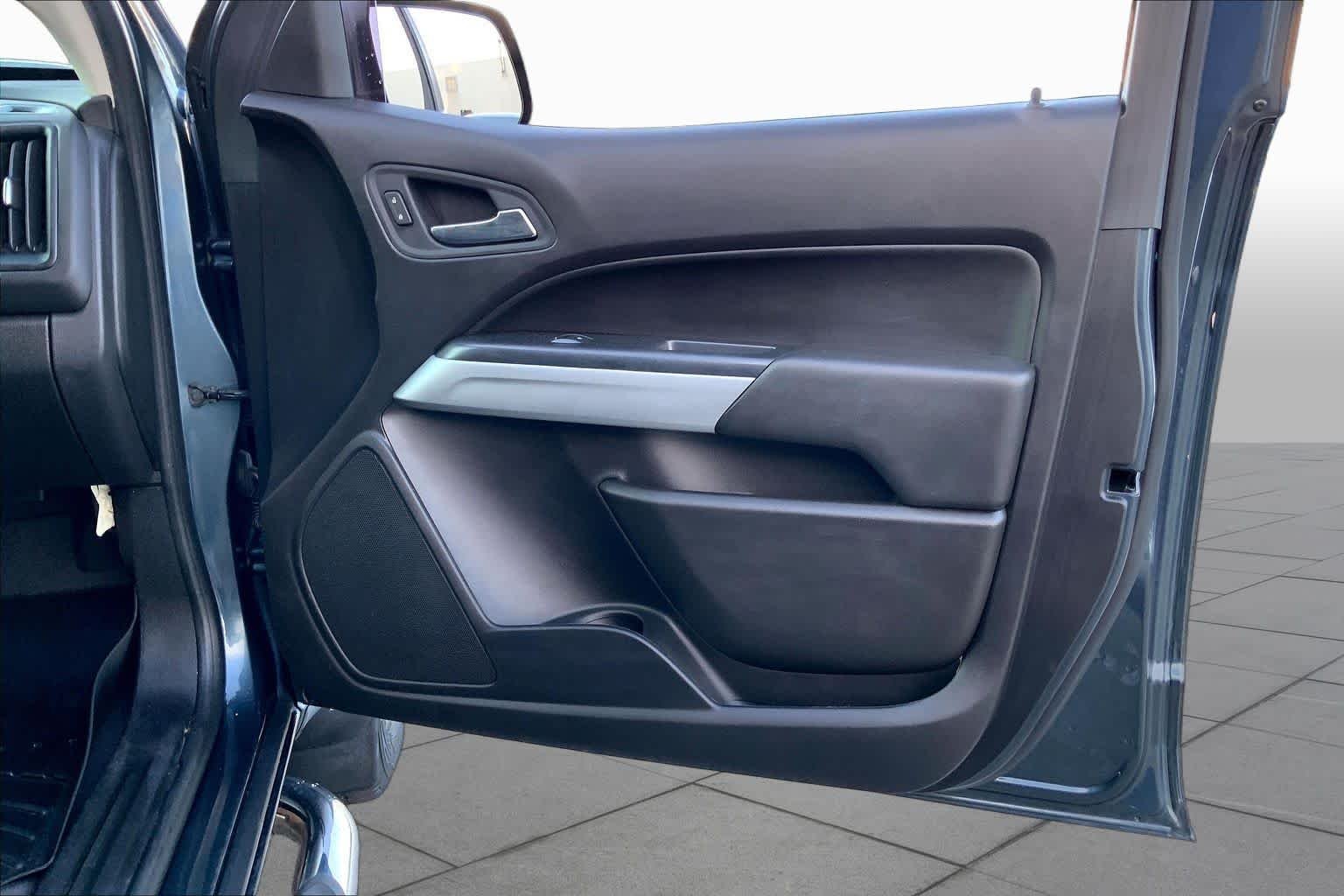 Used 2019 Shadow Gray Metallic Chevrolet 4WD LT image 23