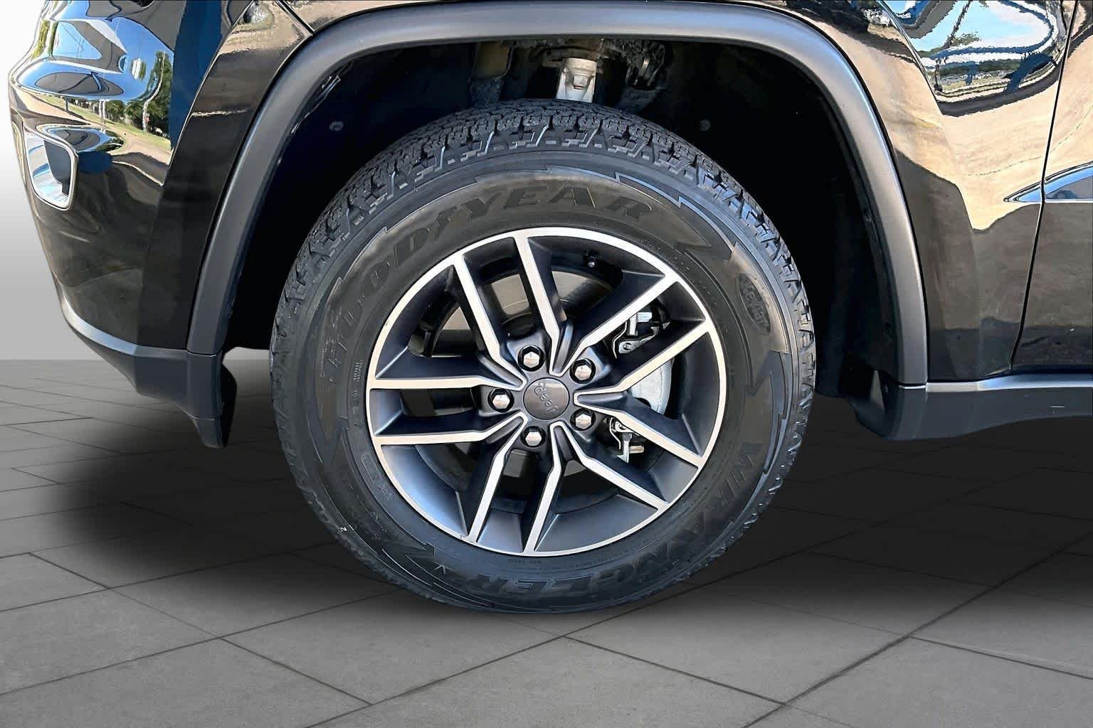 Used 2020 Diamond Black Crystal Pearlcoat Jeep North image 11