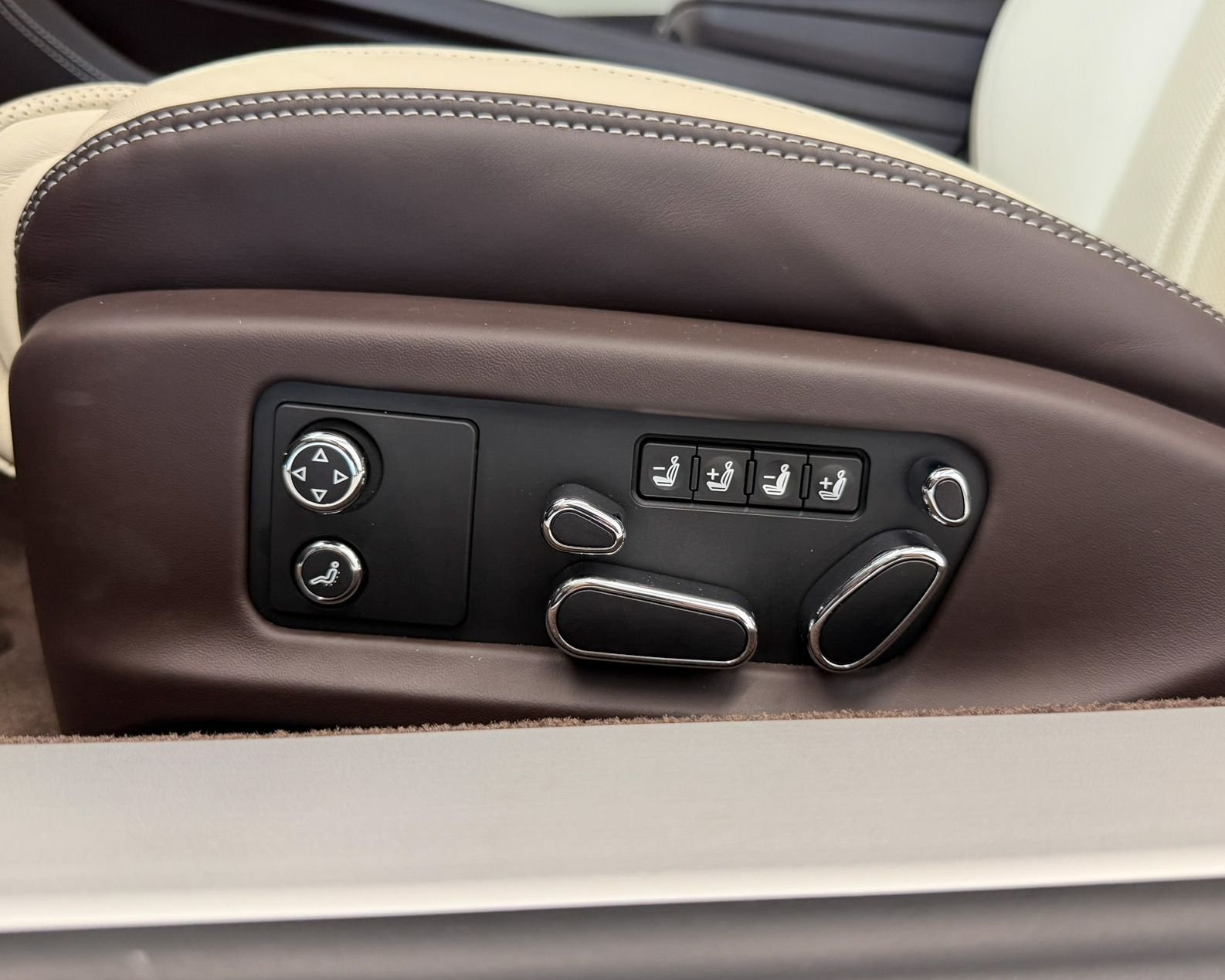 Used 2023 Brown Bentley V8 image 17
