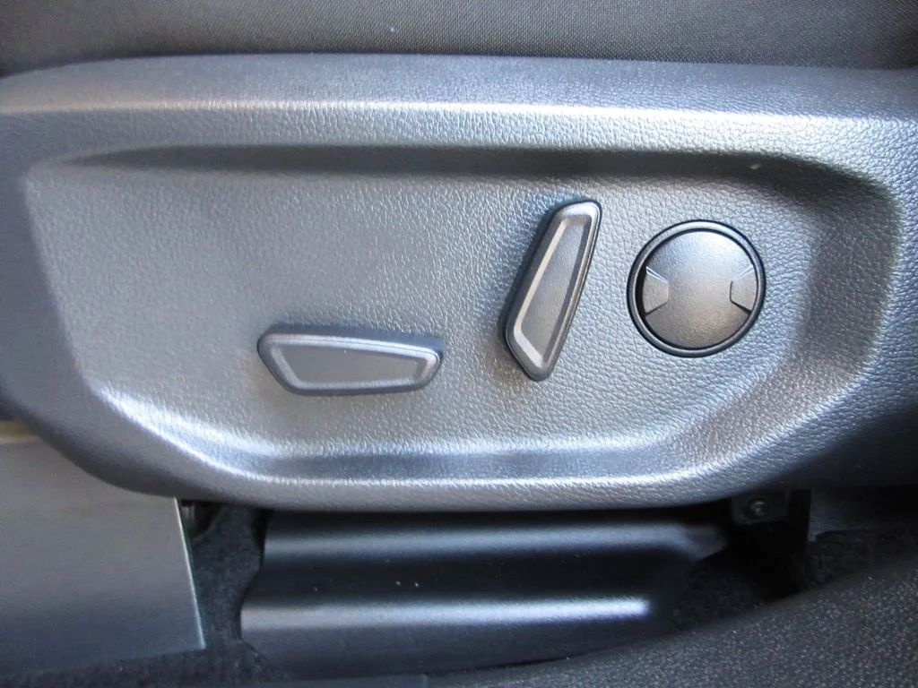 New 2026 Oxford White Ford XLT image 13